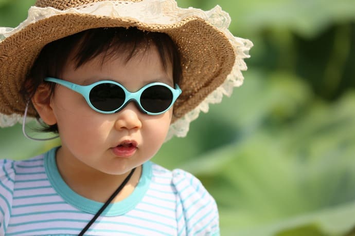 Enfant profitant du soleil avec des lunettes et un chapeau