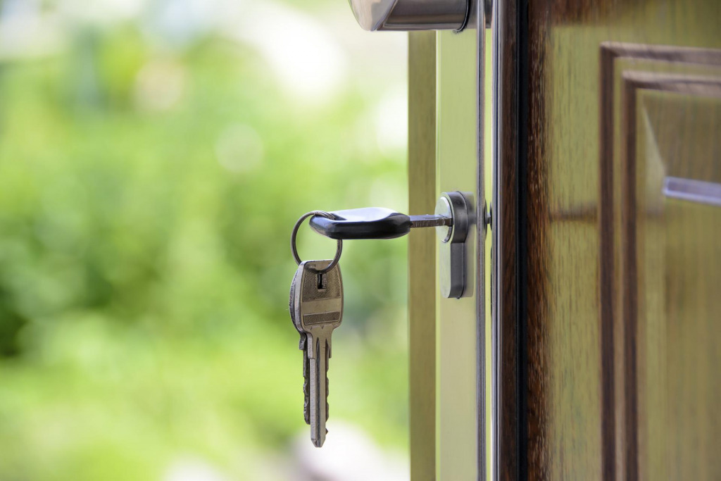 Image de clés sur une porte symbolisant l'achat d'un bien immobilier et l'acte notarial qui le précède