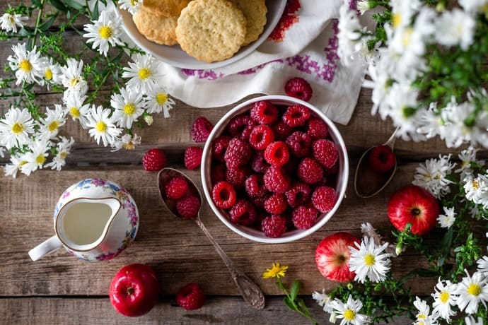 Repas sain à base de framboises et de pommes